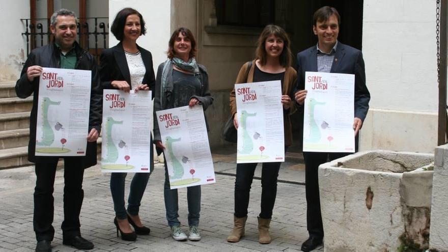 Responsables del Consell, ayer durante la presentación de la programación para el día de Sant Jordi.