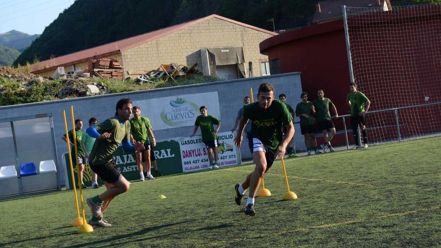 Los jugadores del Lenense, entrenado ayer por la tarde en Ujo.