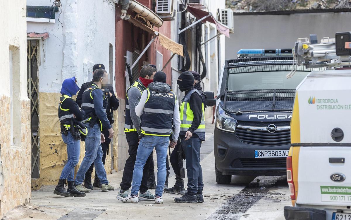 Varios agentes de la Policía Nacional durante el registro.