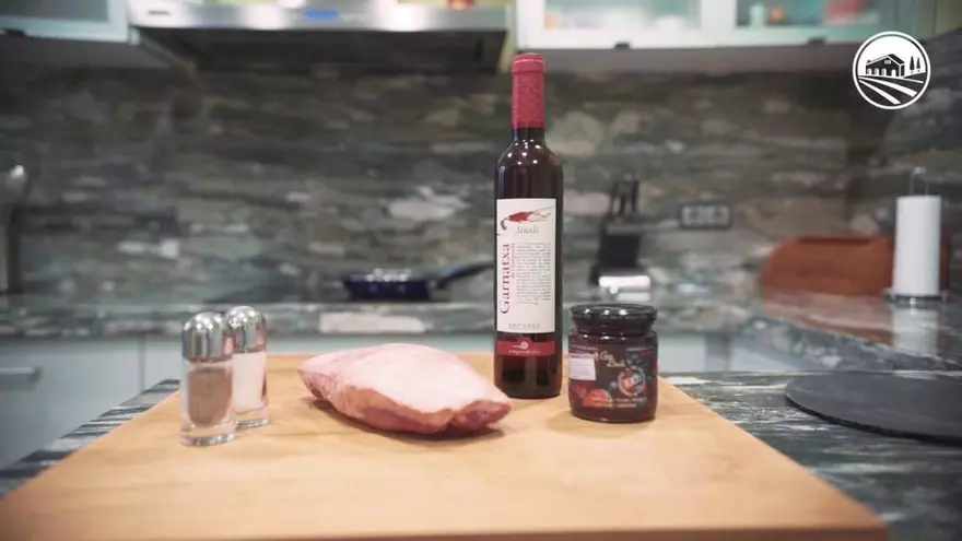 Magret d'ànec amb salsa de fruits vermells i reducció de garnatxa