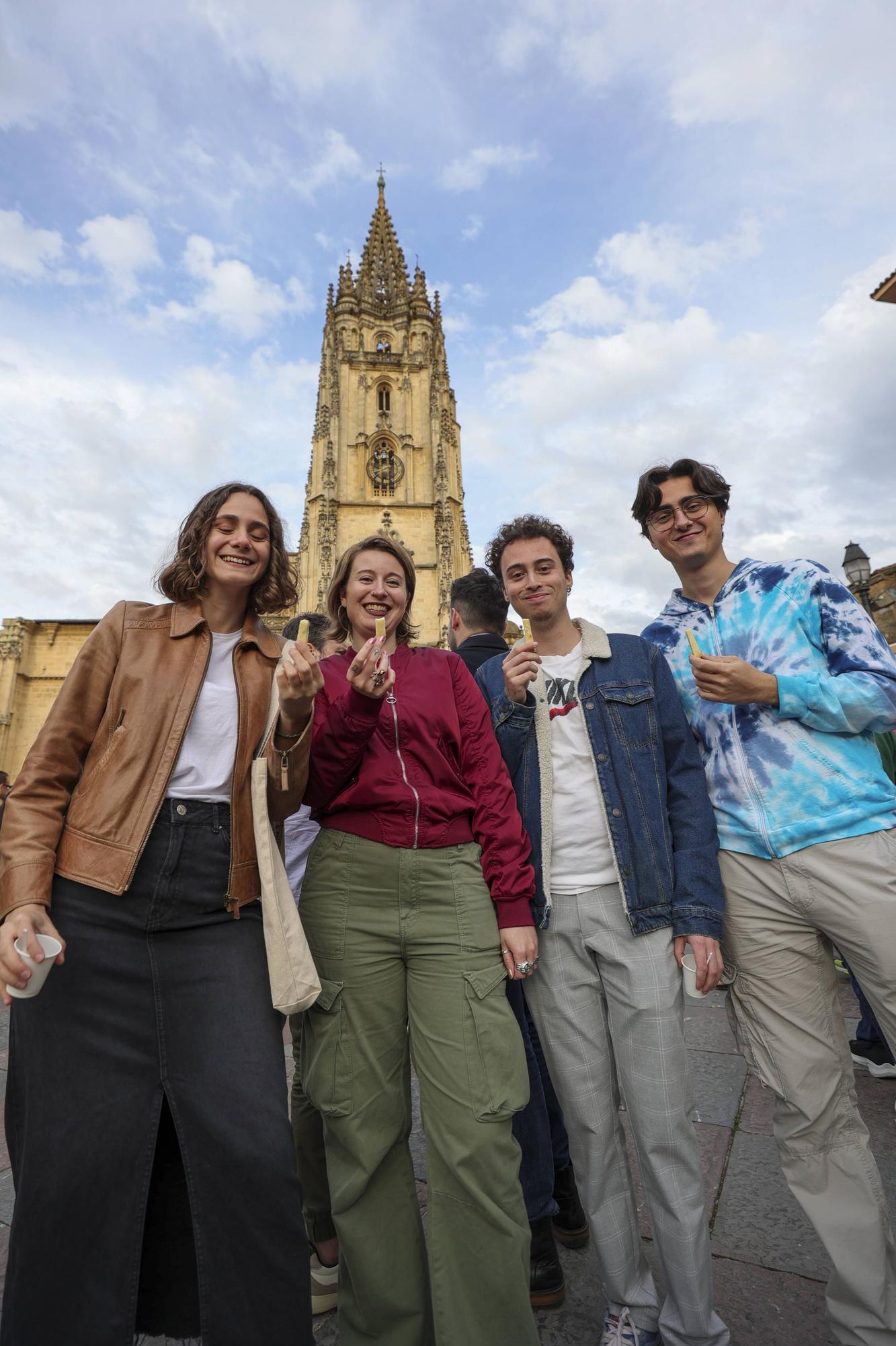 Así fue la cata de marcas asturianas de queso en la plaza de la Catedral 