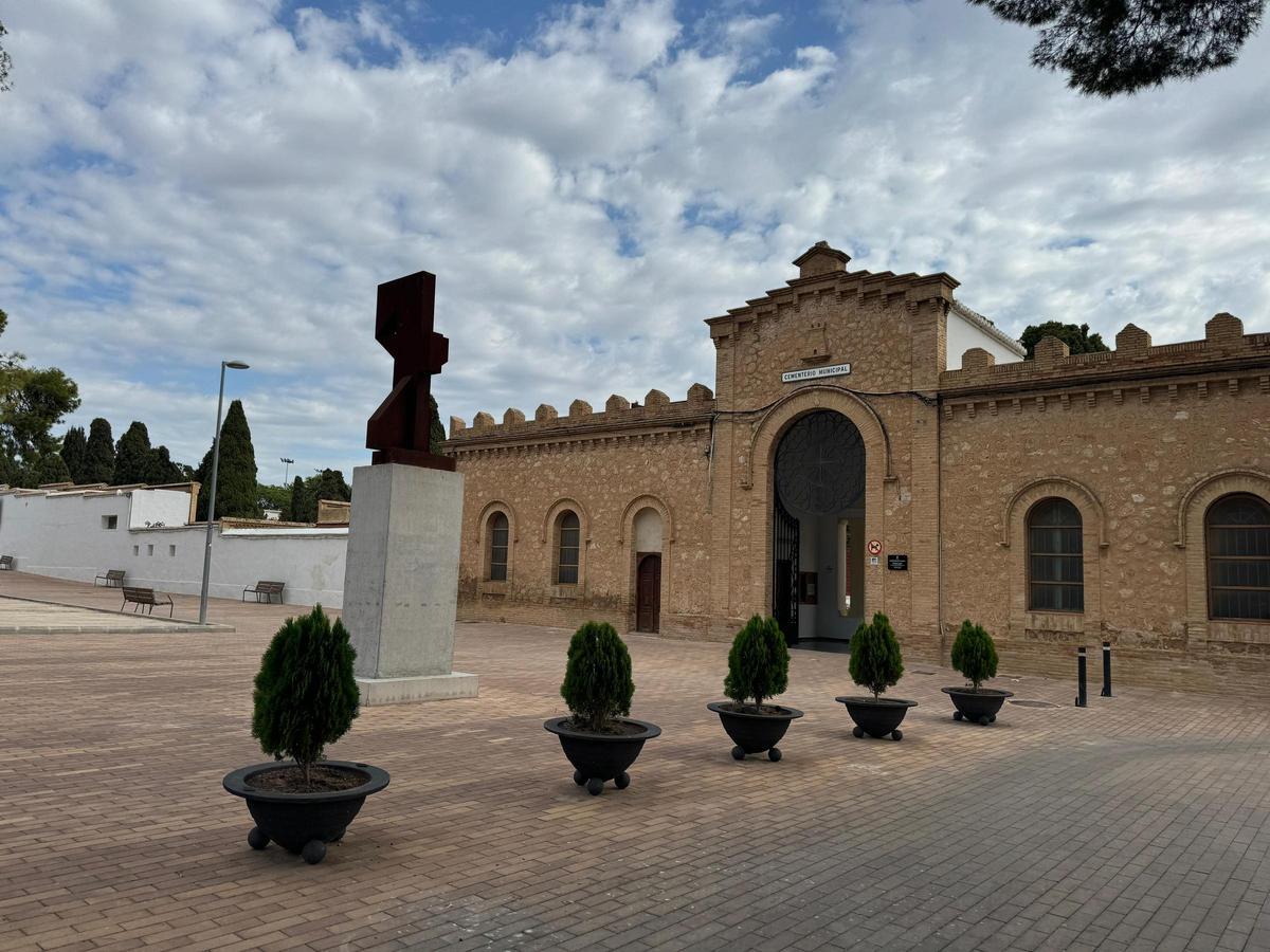 Escultura en honor a la figura de Leoncio Badía, obra del artista paternero Nassio Bayarri, a la entrada del cementerio de Paterna