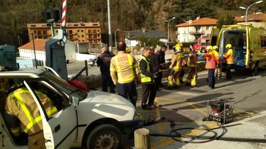 Simulacre d&#039;accident entre un vehicle i el cremallera de Núria