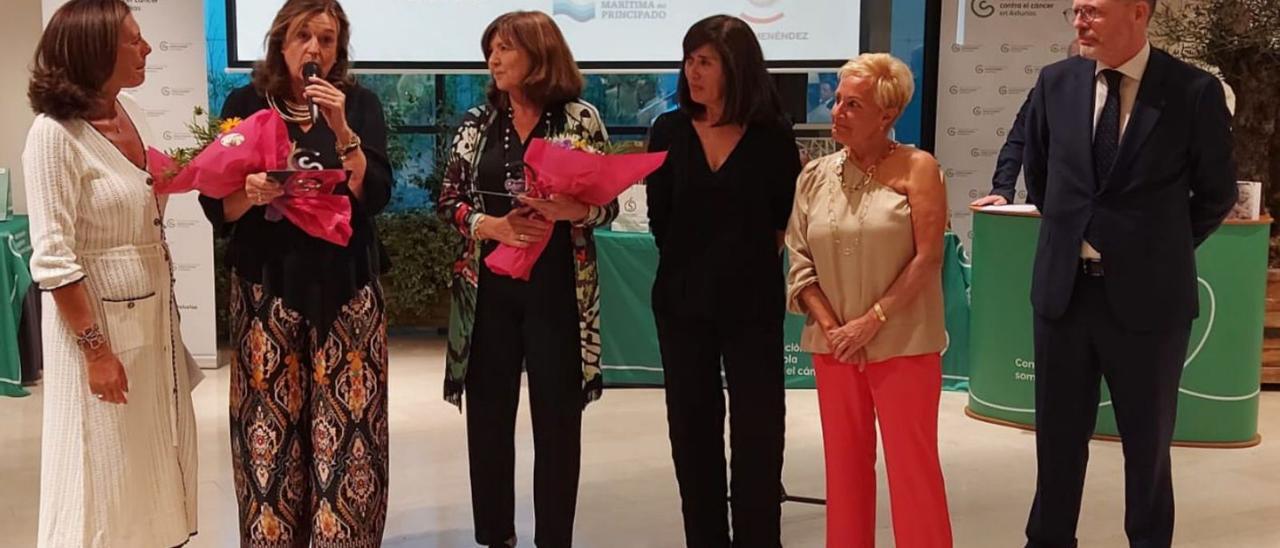 Por la izquierda, Carmen Artime, Marga Collado, Marga Fuente, María Llaneza, Mabel Núñez y Rafael Vigil, durante el homenaje. |  JUAN PLAZA /  ÁNGEL GONZÁLEZ