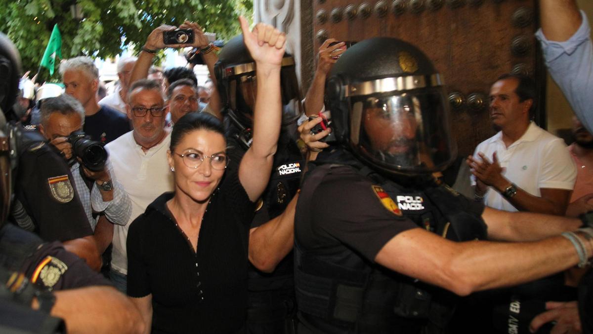 Macarena Olona, en la facultad de Derecho de Granada en 2022, cuando era candidata de Vox a la Junta de Andalucía.