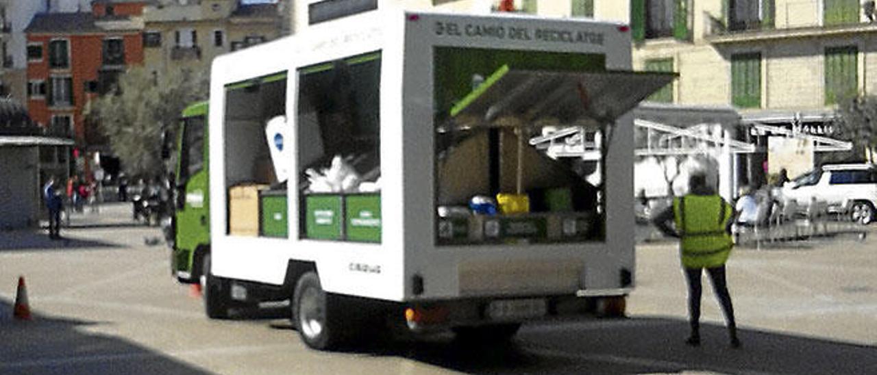 El camión del reciclaje, ayer, en el mercado del Olivar.