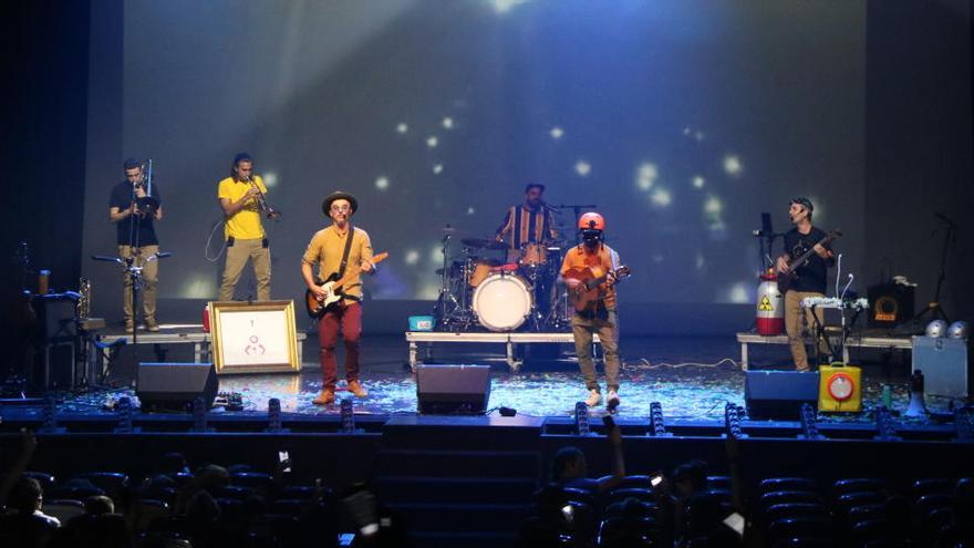 El grup Xiula durant el seu concert al teatre Victòria, dins el festival Cruïlla XXS