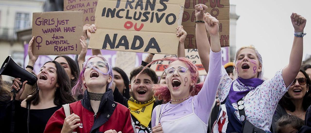 Jóvenes durante una protesta en Portugal.
