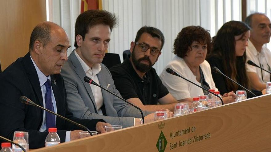 L&#039;alcalde, Jordi Solernou, en primer terme, en el ple de constitució