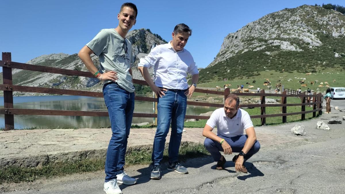Por la izquierda Agustín García, Pedro de Rueda y José Manuel González Castro, este jueves, en La Tiese.