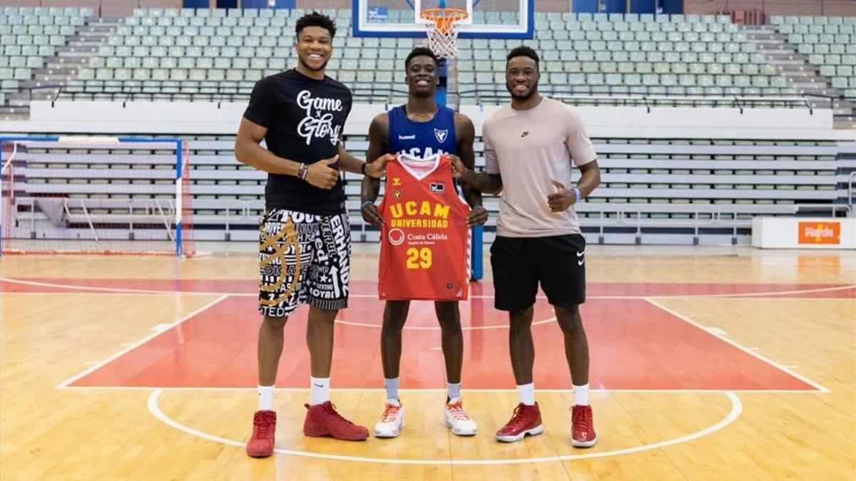 Álex -en el centro- es el menor de la saga Antetokounmpo