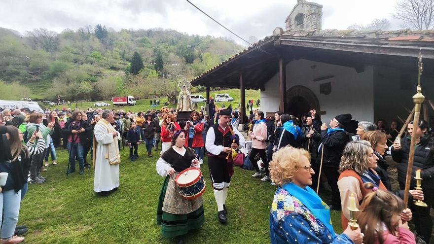 El inicio de la procesión de La Flor, en el prau de Piedracea, en Lena. | A. Velasco