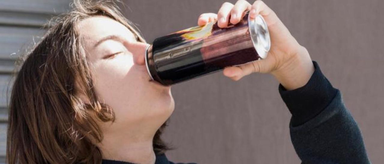 Un adolescente consume una bebida energética. | | AGENCIAS