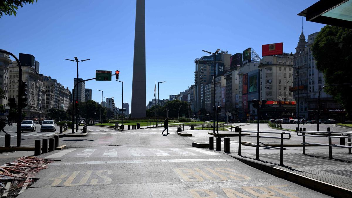 La estación de MetroBus en la avenida 9 de Julio de Buenos Aires desierta, este jueves, durante la jornada de huelga convocada por los sindicatos.