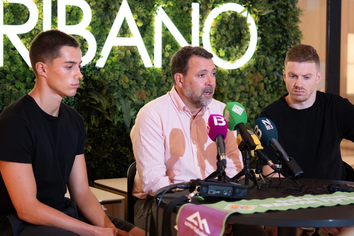 José Tirado, Júlio Zanotto y Rodrigo Monteiro durante el acto de presentación.