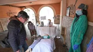 Les Velles de Serra se rebelan contra el calor en los colegios de Elche y el colapso sanitario