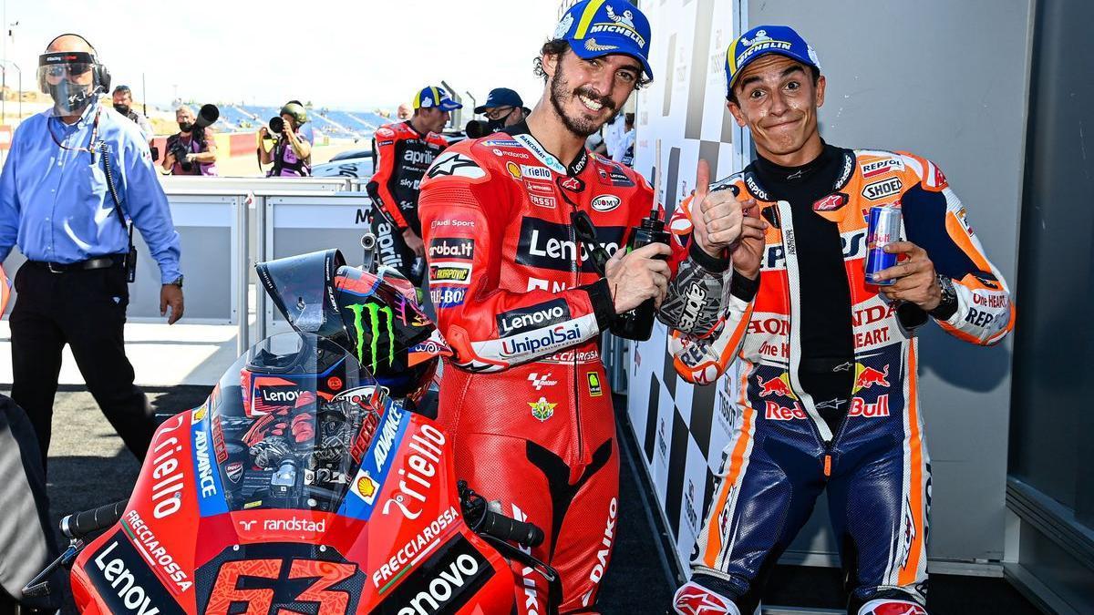 ’Pecco’ Bagnaia y Marc Márquez, felices, en el ’corralito’ de Motorland (Aragón).