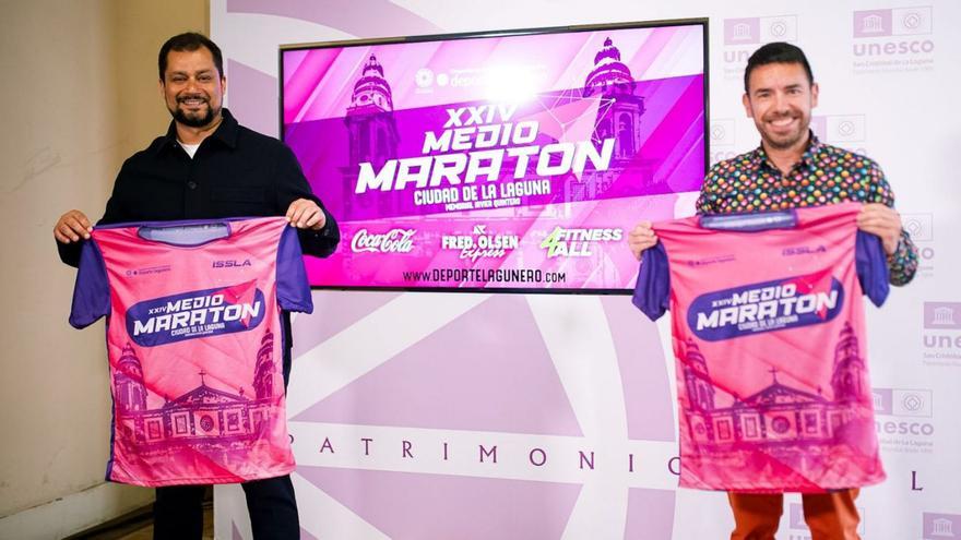 Badel Albelo, presidente de la OA, e Ivo López, representante de Gesport con la camiseta del Medio Maratón. | EL DÍA