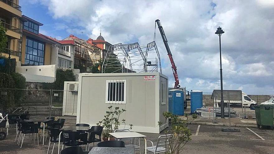 La caseta para la venta de entradas de “Luanco al mar” en el muelle viejo.