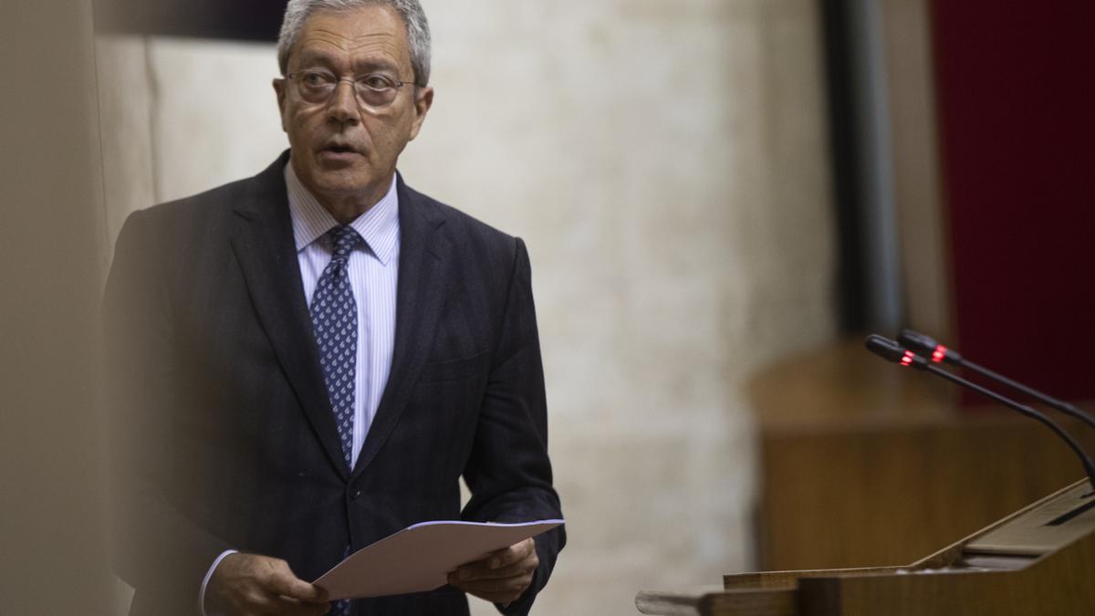 El Consejero de Transformación Económica y Conocimiento, Rogelio Velasco, durante una intervención en el Parlamento de Andalucía.