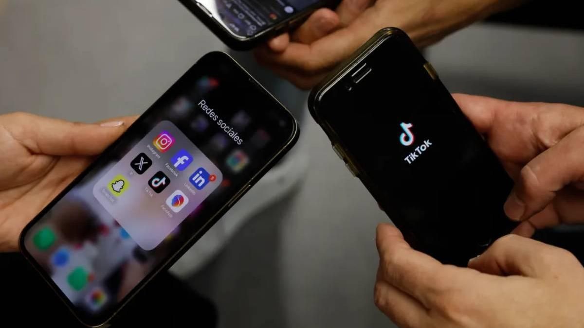Los españoles pasan de media 6 horas al día en sus teléfonos móviles.