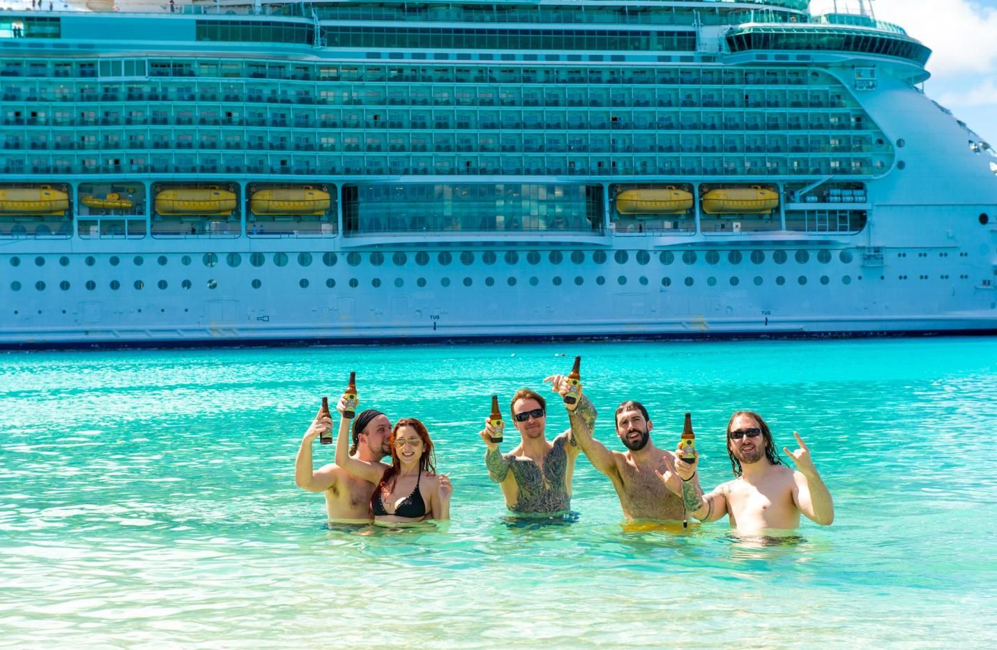 Aficionados al 'heavy metal' delante del crucero Freedom of the Seas, que acoge el festival '70.000 Tons of Metal'.