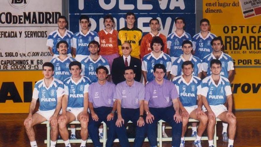 La plantilla que disputó el primer año en División de Honor, en 1990/91, con el joven Pérez Canca, con el 18, de pie, el segundo por la izquierda.