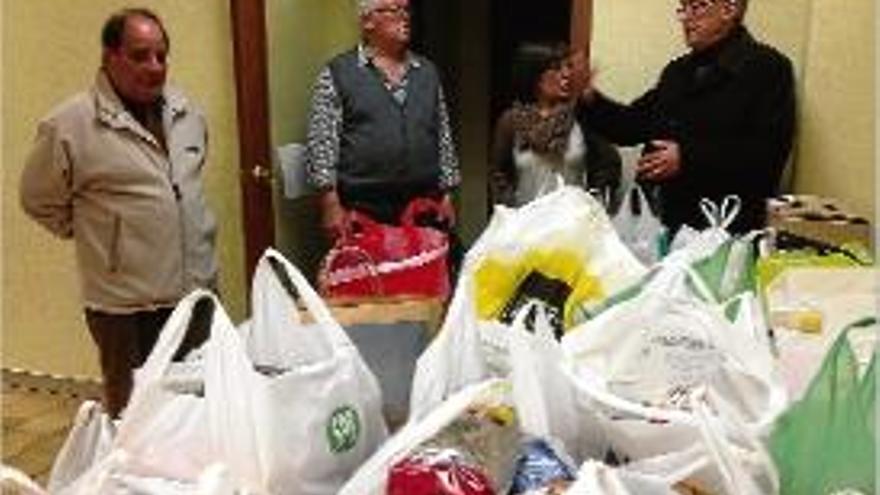 Alguns dels aliments recollits durant la Jornada Solidària.