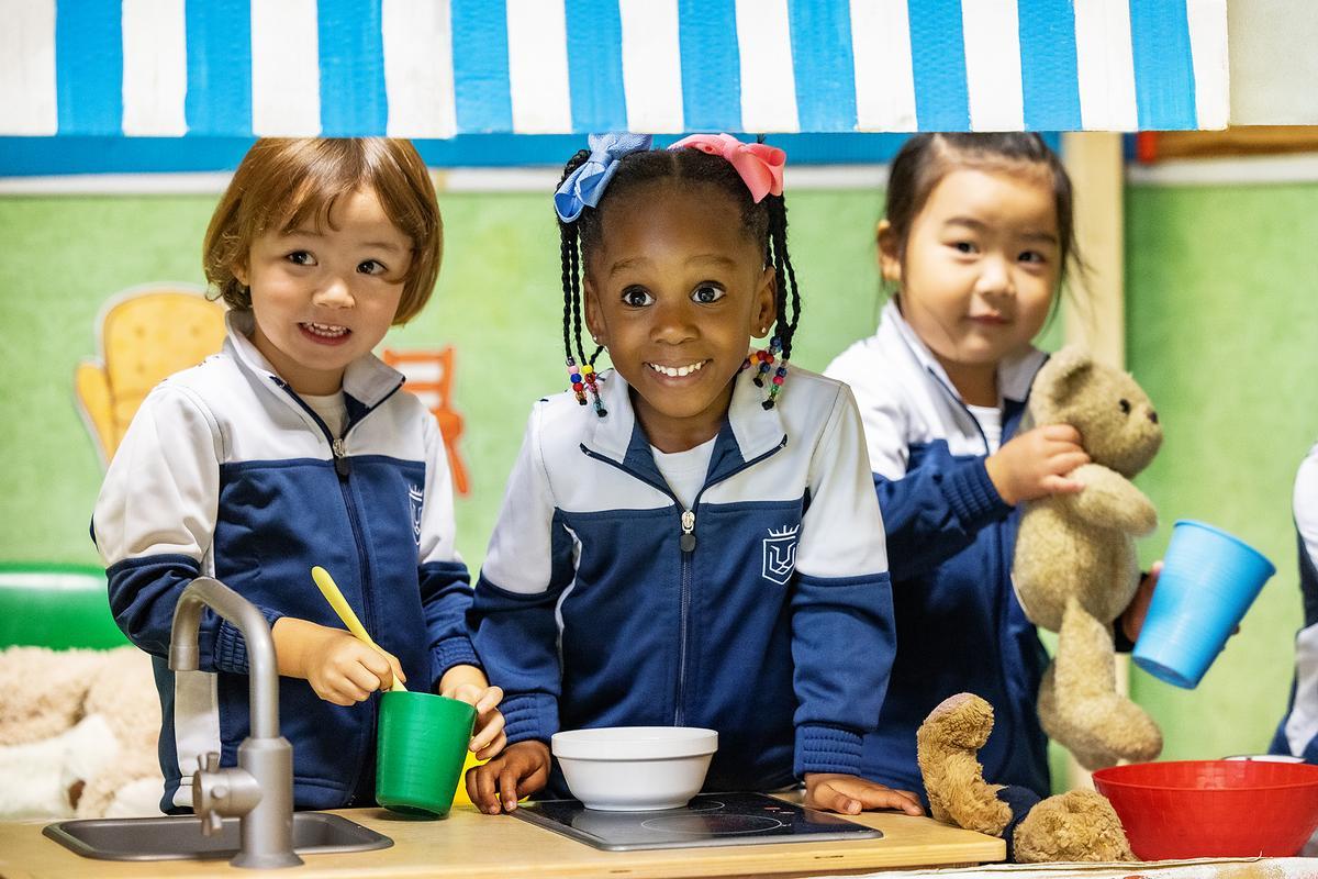 El colegio sigue el English National Curriculum desde Nursery (3 años) hasta Year 13 (el equivalente a 2º de Bachillerato).