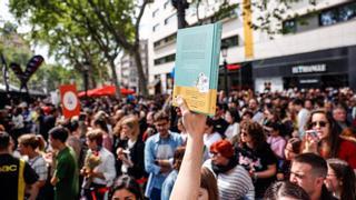 Más Sant Jordi que nunca: firmas con colas kilométricas en una diada de récord