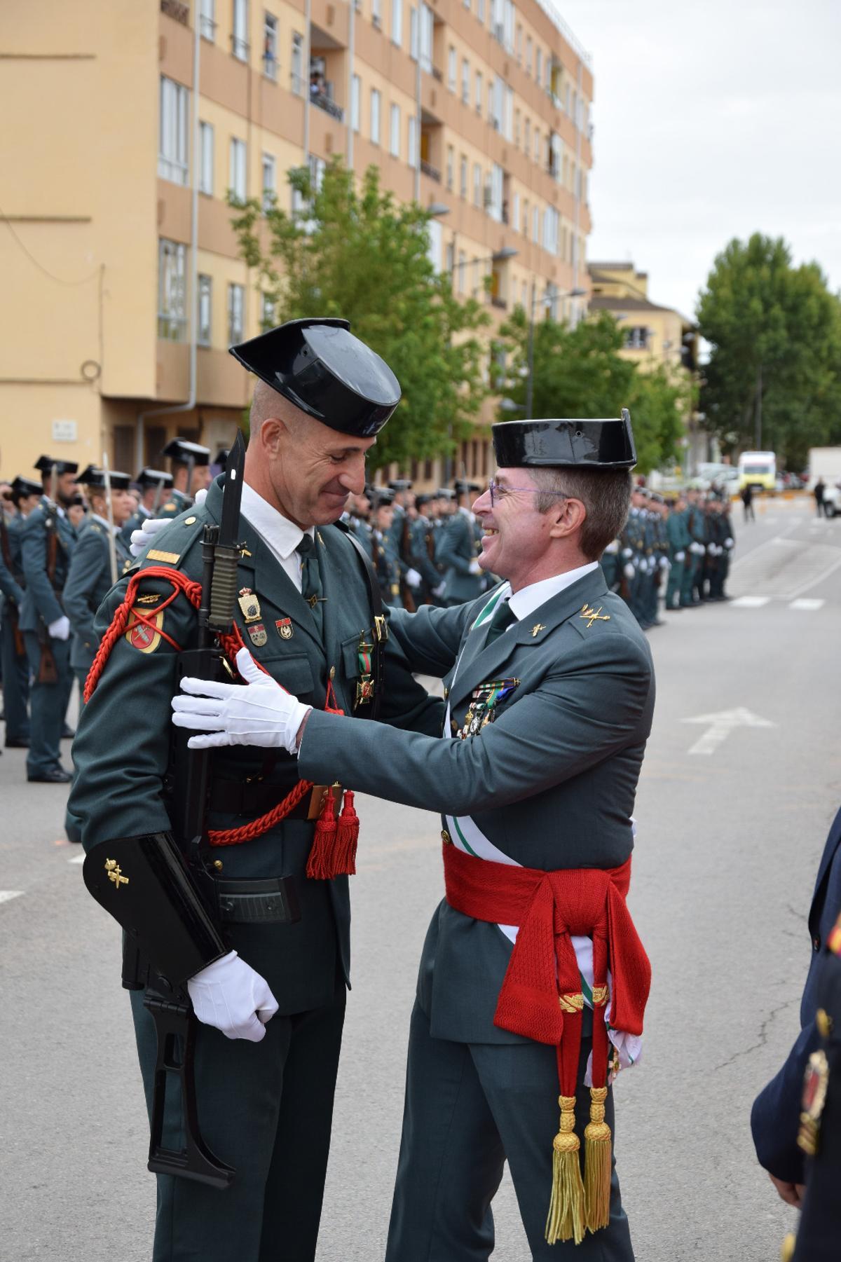 Luis Valcarce, en el momento de recibir la medalla.