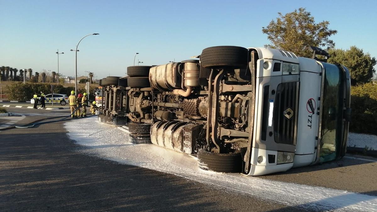 El camión volcado y con la espuma anti incendio en la calzada