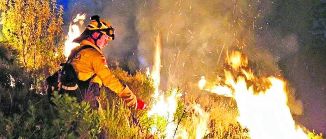 Gerardo usando fuego técnico en el segundo incendio de Sierra Bermeja.