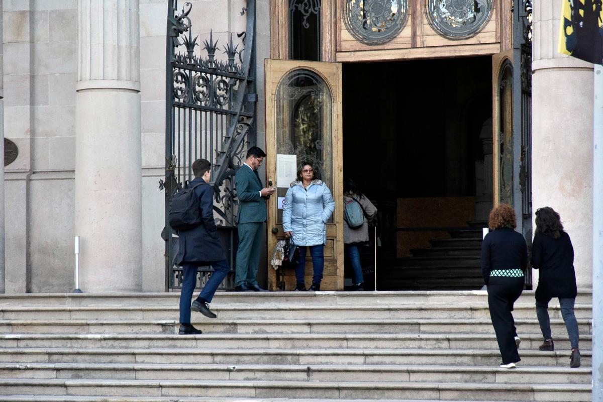 La madre de Dani Alves a su llegada a la Audiencia de Barcelona.