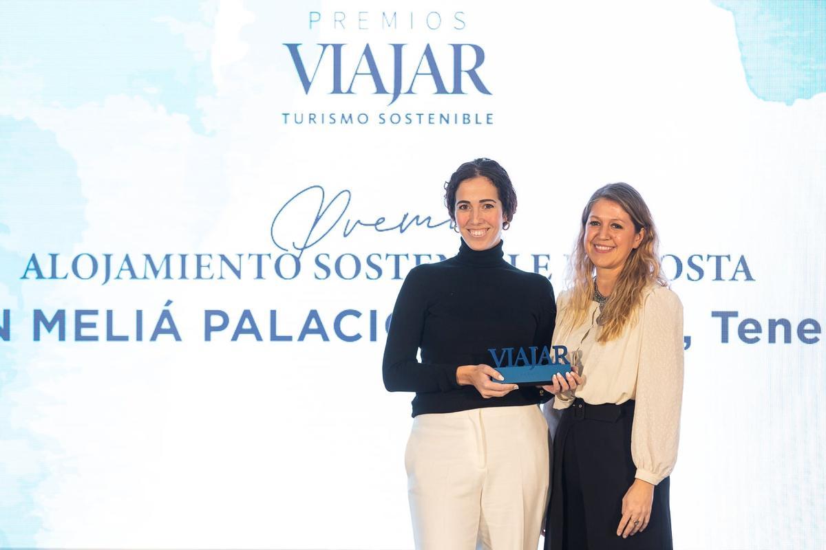 Fátima Alcántara, adjunta al Vicepresidente de Operaciones de España y Latam en Meliá Hotels International, junto a Ana Belén Cruz, directora comercial de revistas de Prensa Ibérica.