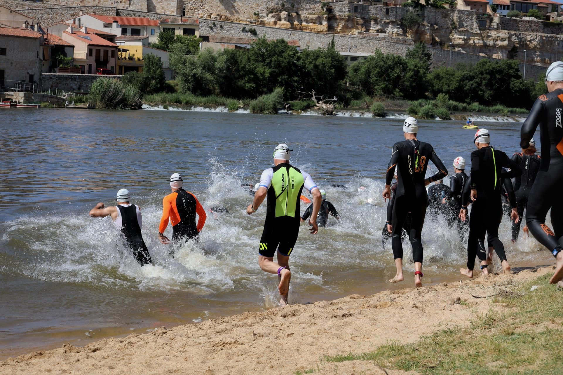GALERÍA | El Triatlón "Ciudad de Zamora" hace vibrar a la capital del Duero