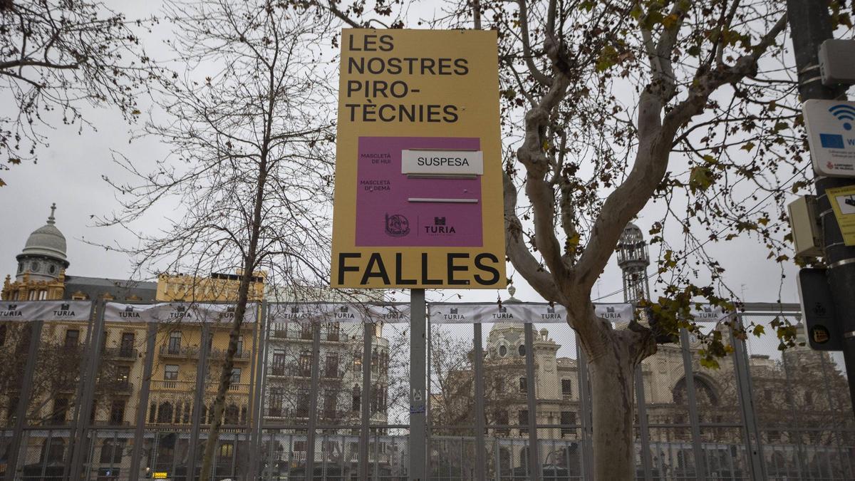 Cartel de suspensión de las mascletaes.