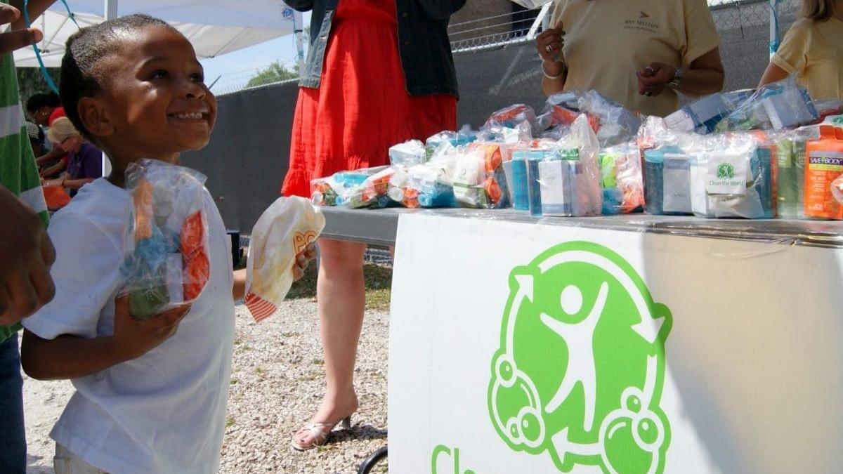 Salvan vidas de niños reciclando millones de pastillas de jabón