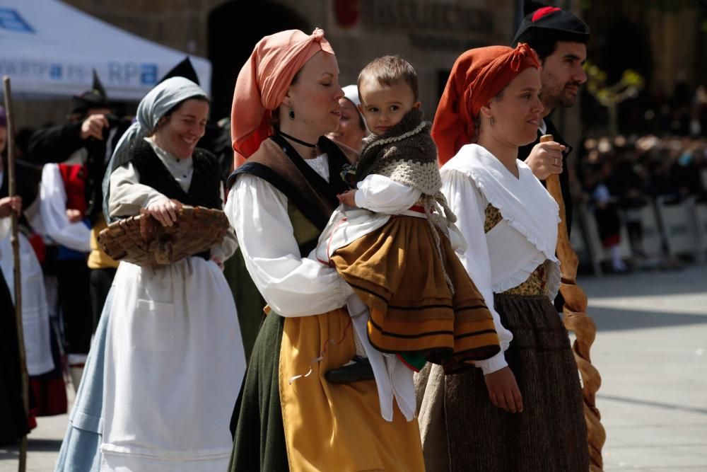 Pregón y desfile de carrozas en las fiestas del Bollo en Avilés