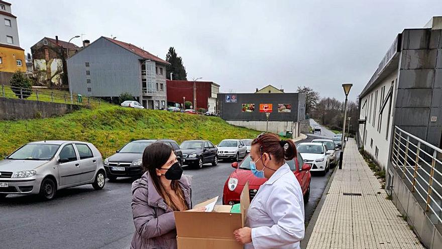 Verónica Pichel entrega un lote de mascarillas en un geriátrico.