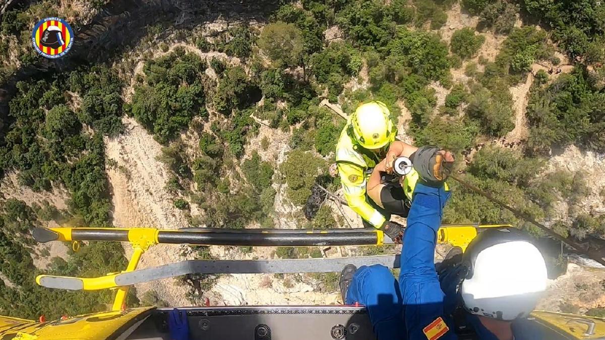 Así rescató el grupo GERA a una mujer lesionada en la senda de Sansón de Millares