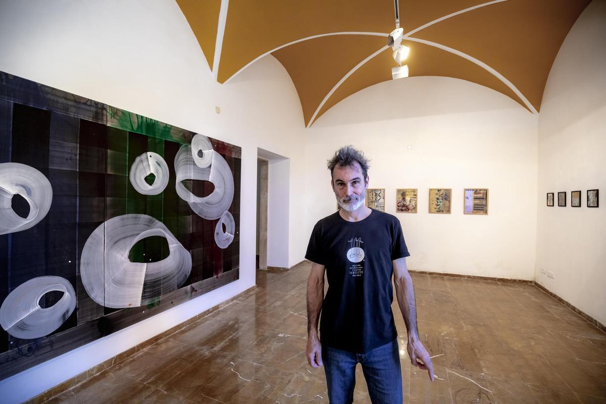 Pedro Oliver, frente a una de sus obras, a la izquierda