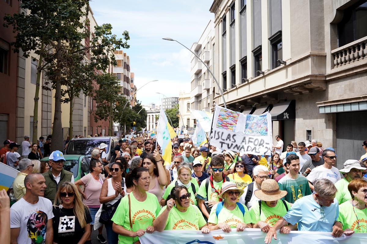 Decenas de personas protestan con carteles durante una manifestación contra el modelo turístico, a 20 de abril de 2024, en Santa Cruz de Tenerife, Tenerife, Canarias (España). Las ocho islas canarias se unen hoy para protestar contra la masificación turística. Esta es la primera manifestación conjunta de la historia en todo el archipiélago, está convocada por veinte asociaciones bajo el lema ‘Canarias tiene un límite’. Los manifestantes reclaman una ecotasa, una moratoria turística y una mejor redistribución de los ingresos. Además de en Canarias, la organización ha convocado protestas en otras ciudades españolas y europeas como Granada, Barcelona, Madrid, Berlín y Londres. 20 ABRIL 2024;MANIFESTACIÓN;ISLAS;CANARIAS;ARCHIPIÉLAGO;TURISMO;MODELO;PROTESTA Europa Press Canarias 20/04/2024 / Europa Press Canarias;