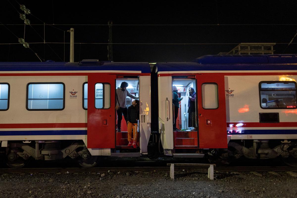 Vivir en un tren: la única salida de muchas familias tras el terremoto en Turquía