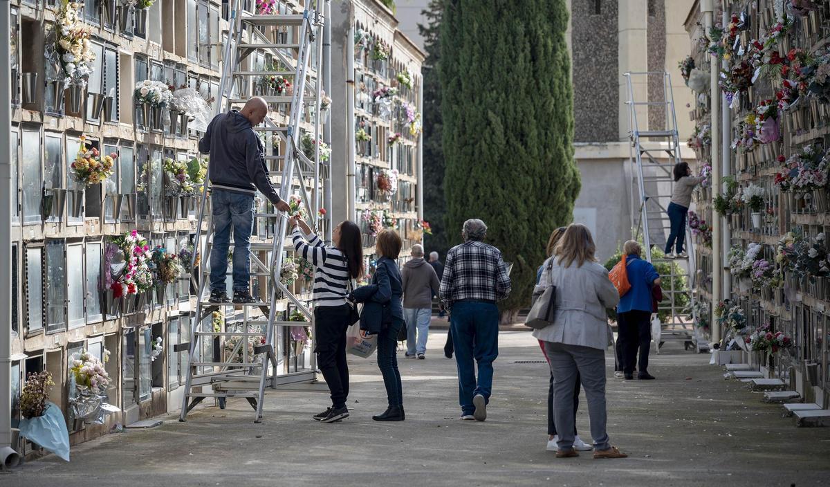 Los cementerios se llenan el 1 de noviembre, día de Todos los Santos 2025, en Barcelona