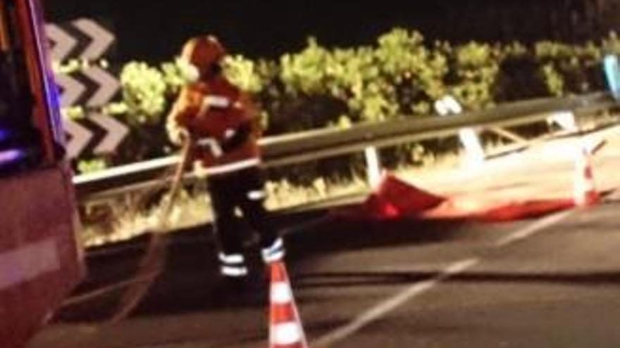 Un joven queda atrapado en su coche al estrellarse contra un guardarraíl en Dénia