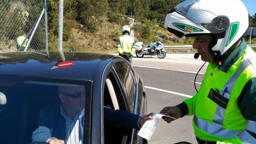 El agente Ricardo Dosouto, durante un control. // L.O.