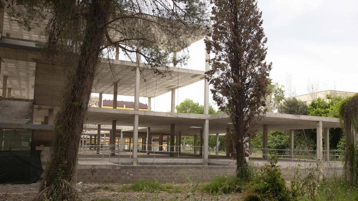 Estructura inacabada del IES Jaume I tras el abandono de las obras por Vialterra.