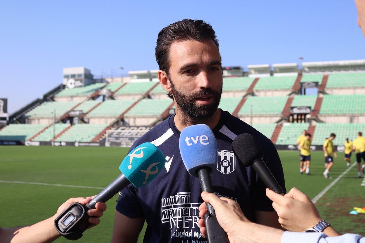 Beltrán atiende a los medios.