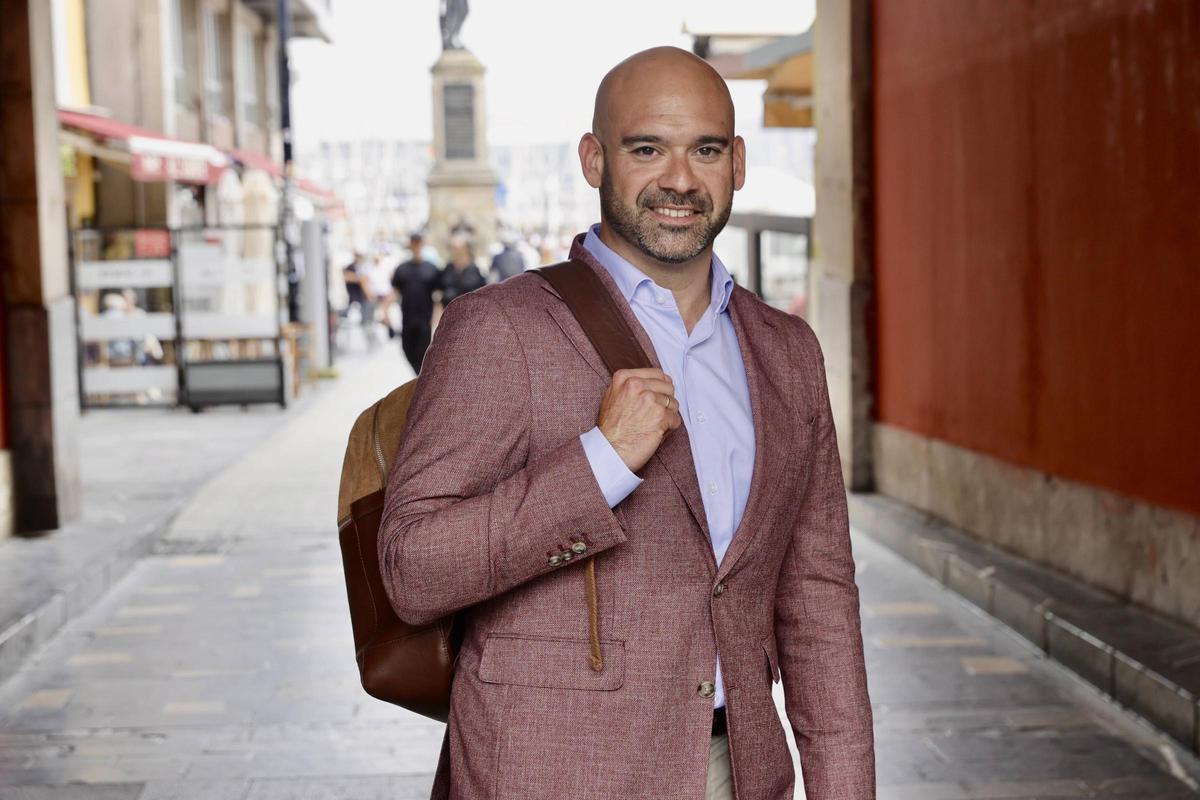 Jesús Martínez Salvador, con Pelayo al fondo.